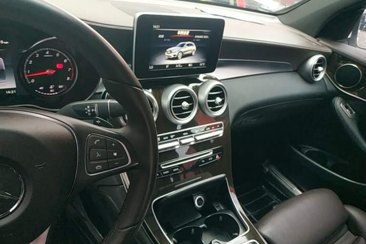 Used Mercedes-Benz GLC 2018 Facelift GLC 260 4MATIC Luxury Edition Audio And AC Panel