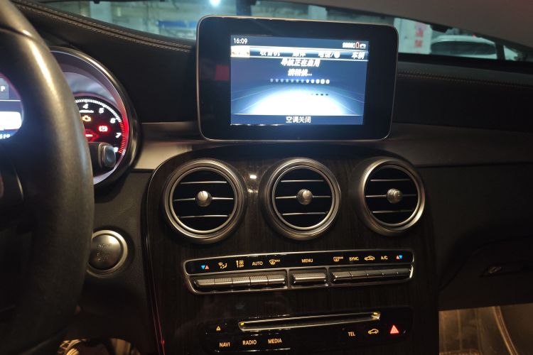 Used Mercedes-Benz GLC 2018 GLC 260 4MATIC Dynamic Edition Audio And AC Panel