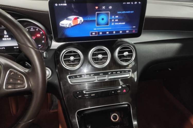 Used Mercedes-Benz GLC 2018 Facelift GLC 260 4MATIC Luxury Edition Audio And AC Panel