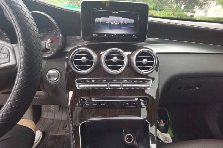 Used Mercedes-Benz GLC 2018 Facelift GLC 260 4MATIC Luxury Edition Audio And AC Panel