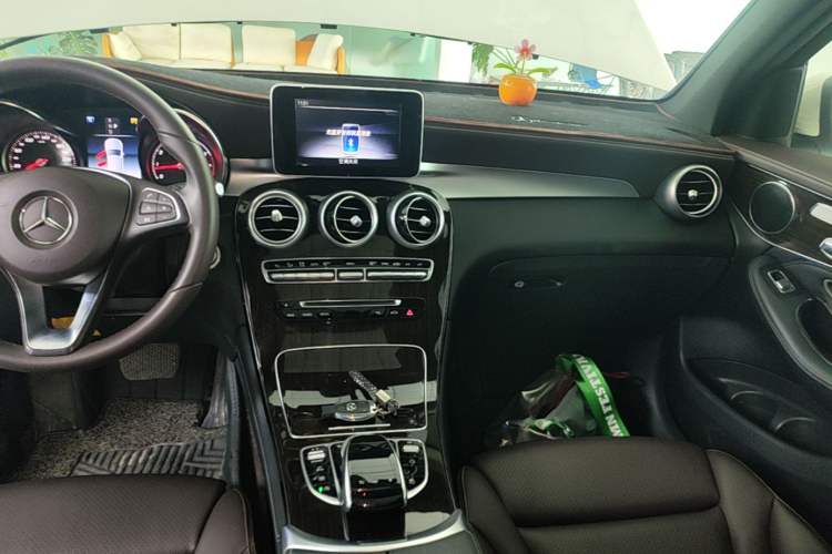 Used Mercedes-Benz GLC 2018 Facelifted GLC 260 4MATIC Dynamic Edition Audio And AC Panel