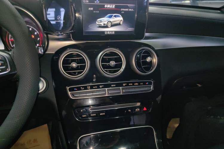 Used Mercedes-Benz GLC 2018 GLC 260 4MATIC Dynamic Edition Audio And AC Panel