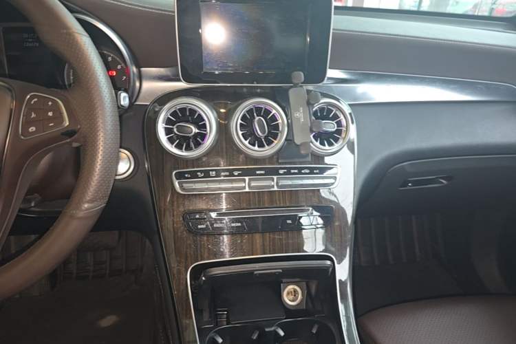 Used Mercedes-Benz GLC 2018 GLC 260 4MATIC Dynamic Edition Audio And AC Panel
