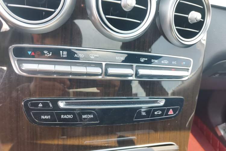 Used Mercedes-Benz GLC 2018 Facelift GLC 260 4MATIC Luxury Edition Audio And AC Panel