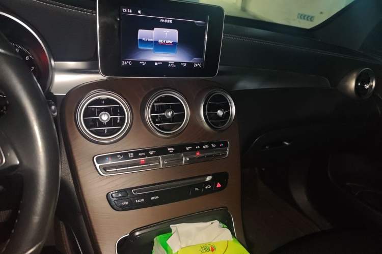 Used Mercedes-Benz GLC 2018 GLC 300 4MATIC Sport Edition Audio And AC Panel