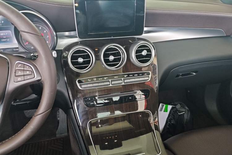 Used Mercedes-Benz GLC 2018 Facelift GLC 260 4MATIC Luxury Edition Audio And AC Panel