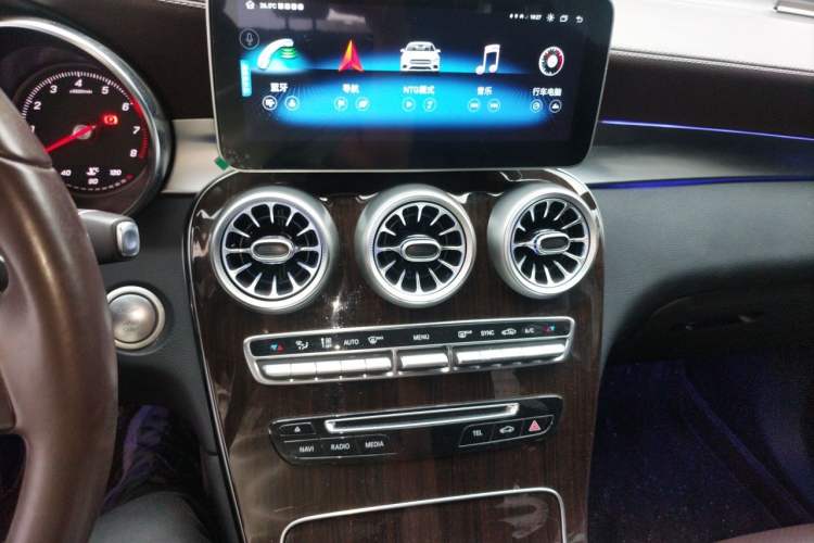 Used Mercedes-Benz GLC 2018 Facelifted GLC 260 4MATIC Dynamic Edition Audio And AC Panel