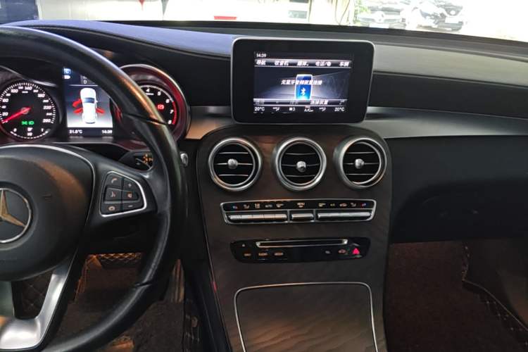 Used Mercedes-Benz GLC 2018 Refreshed GLC 300 4MATIC Dynamic Edition Audio And AC Panel