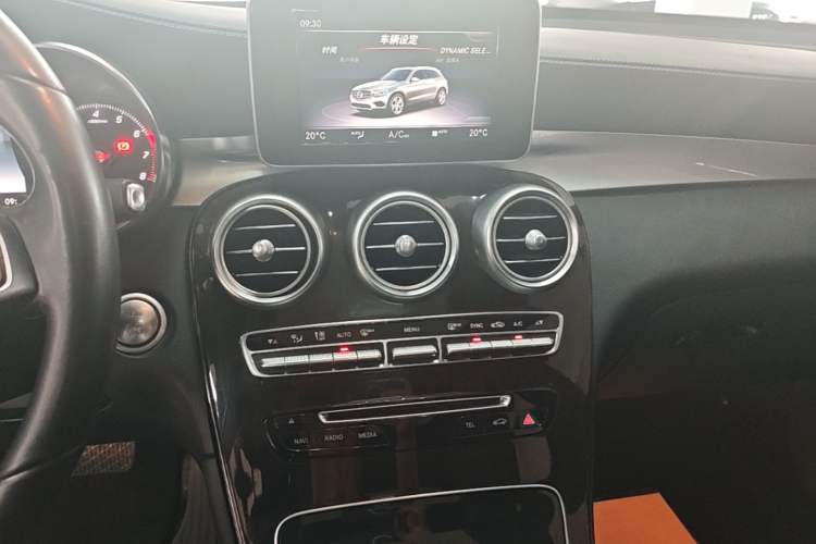 Used Mercedes-Benz GLC 2018 Facelift GLC 260 4MATIC Luxury Edition Audio And AC Panel