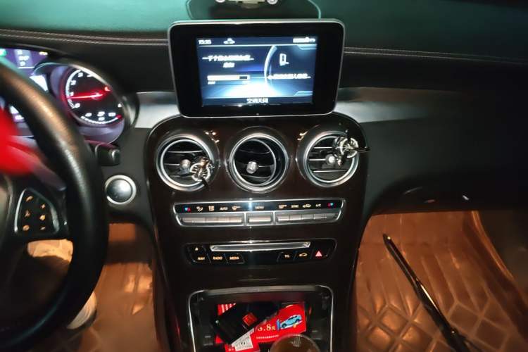 Used Mercedes-Benz GLC 2018 Facelifted GLC 260 4MATIC Dynamic Edition Audio And AC Panel