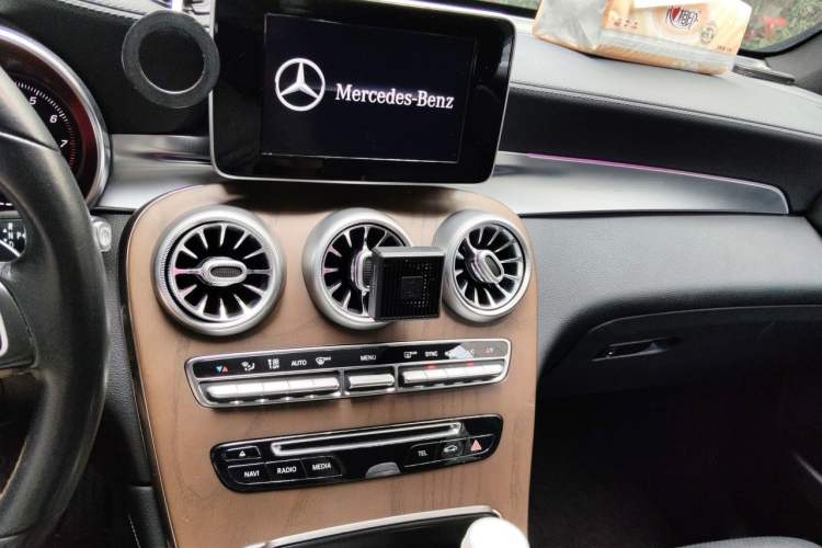 Used Mercedes-Benz GLC 2018 GLC 260 4MATIC Dynamic Edition Audio And AC Panel