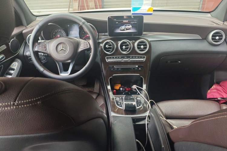 Used Mercedes-Benz GLC 2018 Facelift GLC 260 4MATIC Luxury Edition Center Console