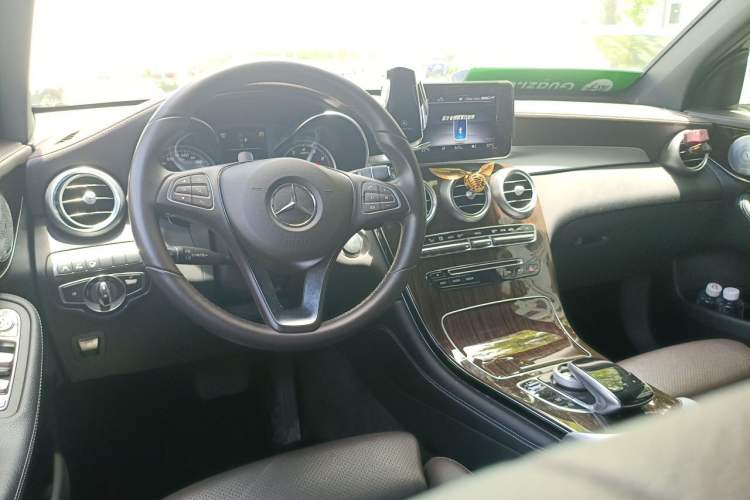 Used Mercedes-Benz GLC 2018 Facelift GLC 260 4MATIC Luxury Edition Center Console