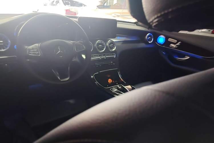 Used Mercedes-Benz GLC 2018 GLC 260 4MATIC Dynamic Edition Center Console