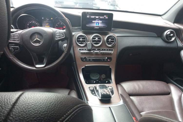 Used Mercedes-Benz GLC 2018 Refreshed GLC 300 4MATIC Dynamic Edition Center Console