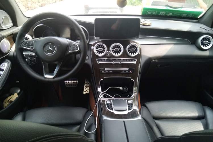 Used Mercedes-Benz GLC 2018 GLC 260 4MATIC Luxury Model Center Console