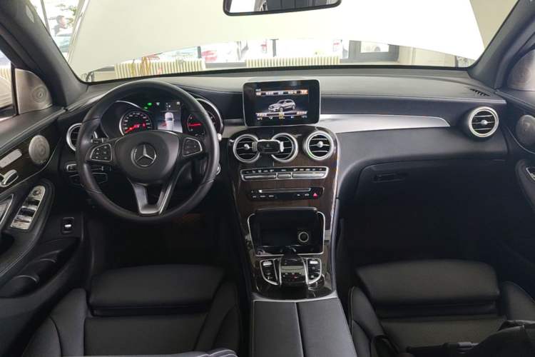Used Mercedes-Benz GLC 2018 Facelift GLC 260 4MATIC Luxury Edition Center Console