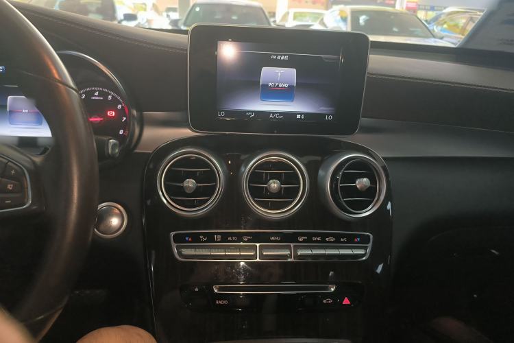 Used Mercedes-Benz GLC 2018 Facelift GLC 260 4MATIC Luxury Edition Center Console