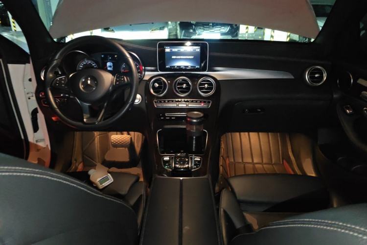 Used Mercedes-Benz GLC 2018 GLC 260 4MATIC Luxury Model Center Console