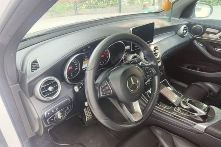 Used Mercedes-Benz GLC 2018 Facelift GLC 260 4MATIC Luxury Edition Center Console