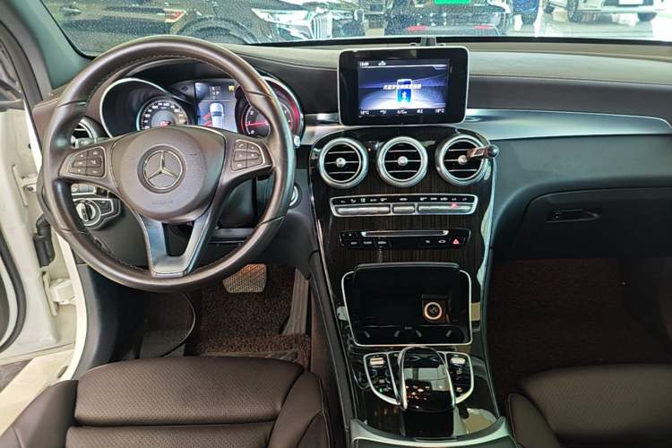 Used Mercedes-Benz GLC 2018 GLC 260 4MATIC Luxury Model Center Console