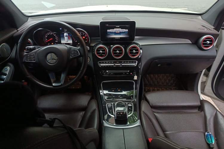 Used Mercedes-Benz GLC 2018 Facelift GLC 260 4MATIC Luxury Edition Center Console
