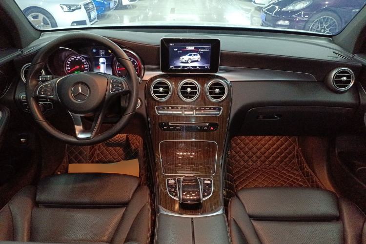 Used Mercedes-Benz GLC 2018 GLC 260 4MATIC Luxury Model Center Console