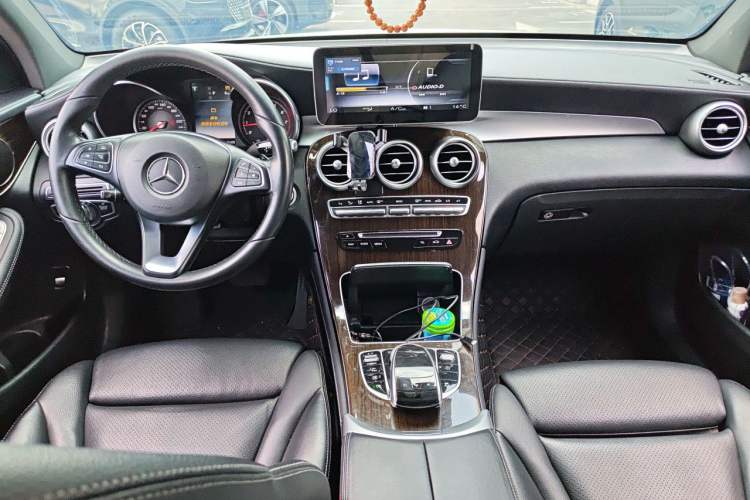 Used Mercedes-Benz GLC 2018 GLC 260 4MATIC Dynamic Edition Center Console