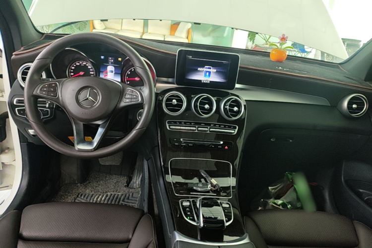 Used Mercedes-Benz GLC 2018 Facelifted GLC 260 4MATIC Dynamic Edition Center Console