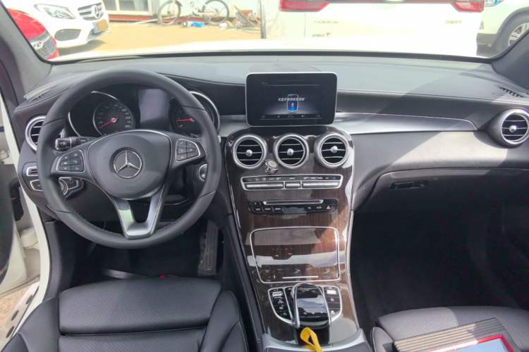 Used Mercedes-Benz GLC 2018 Facelifted GLC 260 4MATIC Dynamic Edition Center Console
