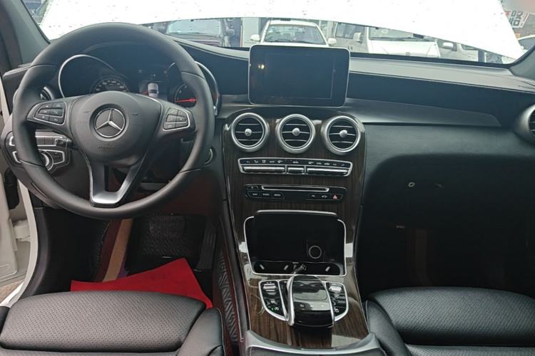 Used Mercedes-Benz GLC 2018 GLC 260 4MATIC Luxury Model Center Console