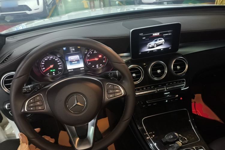 Used Mercedes-Benz GLC 2018 Facelifted GLC 260 4MATIC Dynamic Edition Center Console