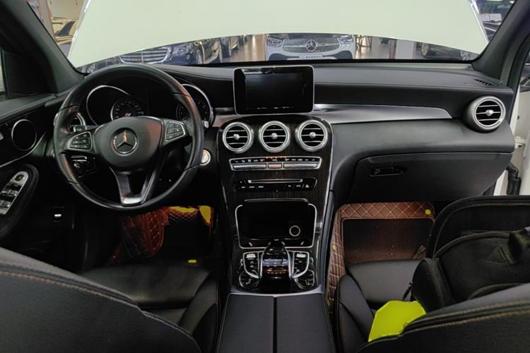 Used Mercedes-Benz GLC 2018 GLC 260 4MATIC Dynamic Edition Center Console