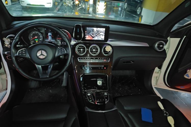 Used Mercedes-Benz GLC 2018 Facelifted GLC 260 4MATIC Dynamic Edition Center Console