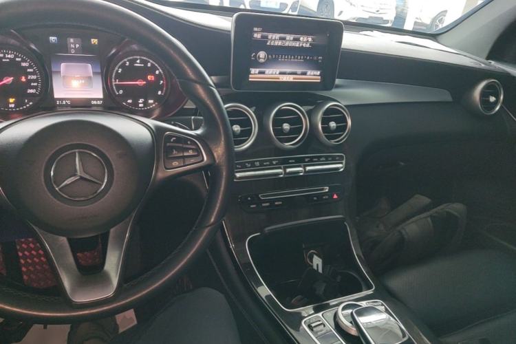 Used Mercedes-Benz GLC 2018 GLC 260 4MATIC Luxury Model Center Console