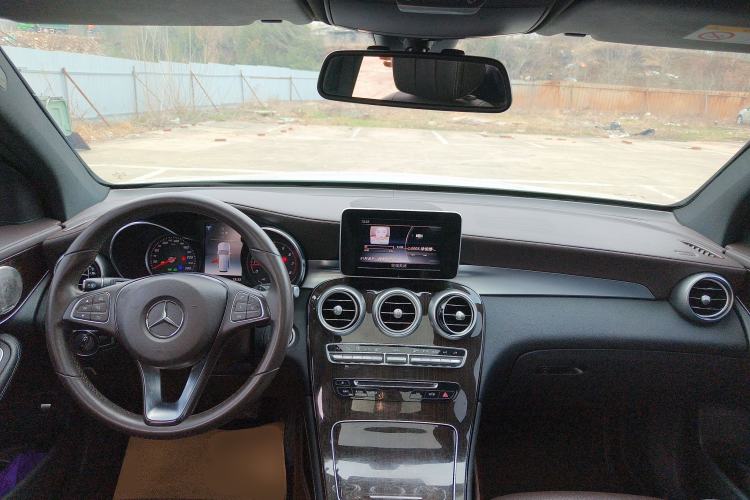 Used Mercedes-Benz GLC 2018 Facelifted GLC 260 4MATIC Dynamic Edition Center Console
