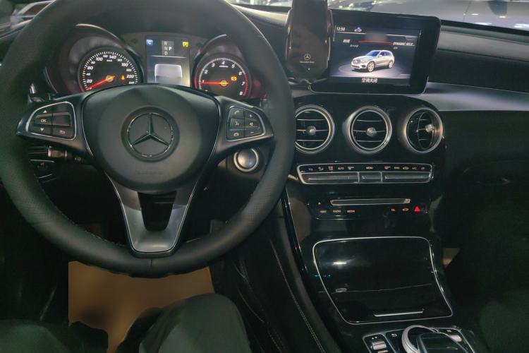 Used Mercedes-Benz GLC 2018 GLC 260 4MATIC Dynamic Edition Center Console
