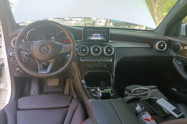 Used Mercedes-Benz GLC 2018 Facelifted GLC 260 4MATIC Dynamic Edition Center Console