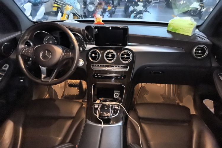 Used Mercedes-Benz GLC 2018 GLC 260 4MATIC Luxury Model Center Console