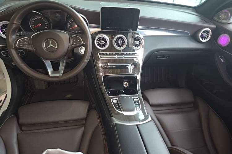 Used Mercedes-Benz GLC 2018 GLC 260 4MATIC Dynamic Edition Center Console