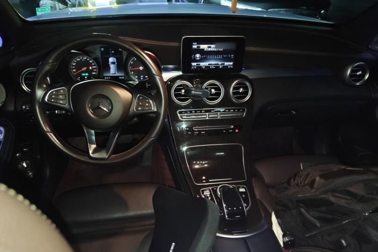 Used Mercedes-Benz GLC 2018 GLC 260 4MATIC Luxury Model Center Console