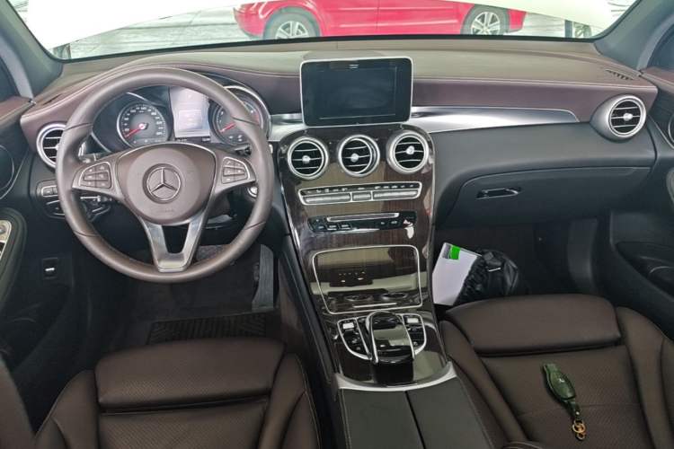 Used Mercedes-Benz GLC 2018 Facelift GLC 260 4MATIC Luxury Edition Center Console