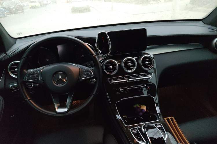 Used Mercedes-Benz GLC 2018 Facelift GLC 260 4MATIC Luxury Edition Center Console