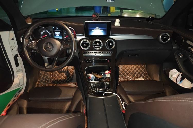 Used Mercedes-Benz GLC 2018 Facelifted GLC 260 4MATIC Dynamic Edition Center Console