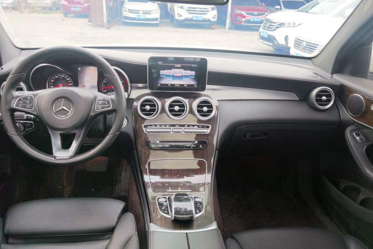 Used Mercedes-Benz GLC 2018 Facelift GLC 260 4MATIC Luxury Edition Center Console