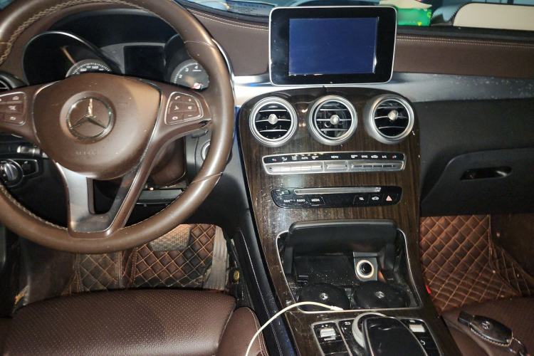 Used Mercedes-Benz GLC 2018 GLC 260 4MATIC Luxury Model Center Console