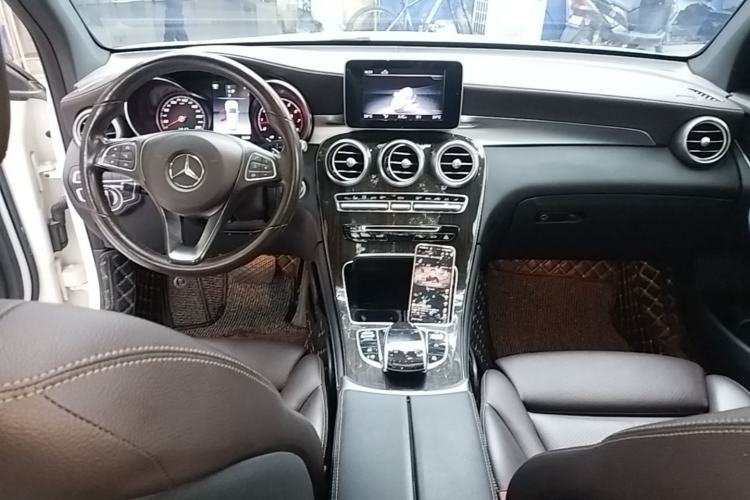 Used Mercedes-Benz GLC 2018 GLC 260 4MATIC Luxury Model Center Console