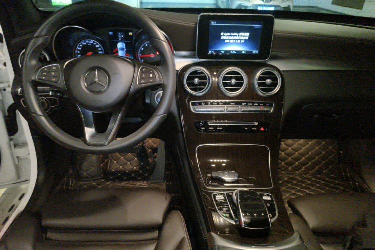 Used Mercedes-Benz GLC 2018 GLC 260 4MATIC Luxury Model Center Console