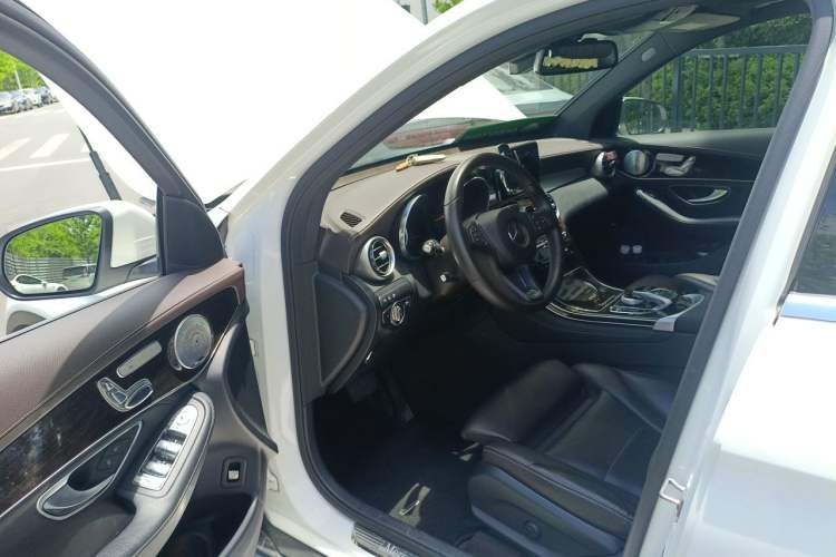 Used Mercedes-Benz GLC 2018 Facelift GLC 260 4MATIC Luxury Edition Driver Seat
