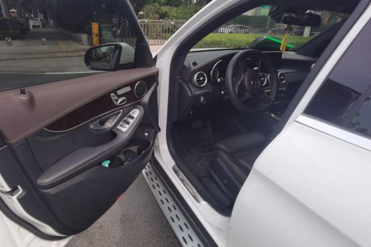 Used Mercedes-Benz GLC 2018 Facelift GLC 260 4MATIC Luxury Edition Driver Seat